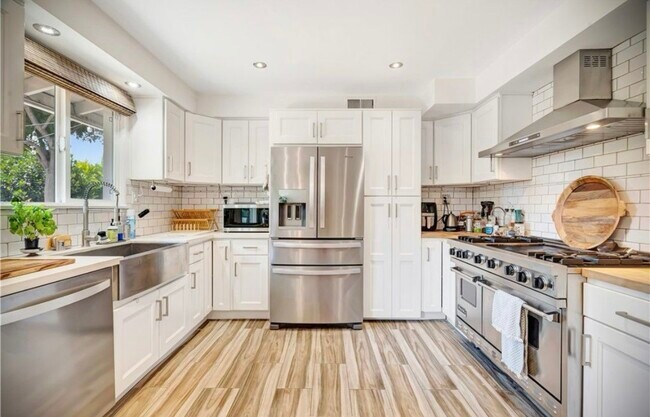 Foto del edificio - 6556 Greenbush Ave
