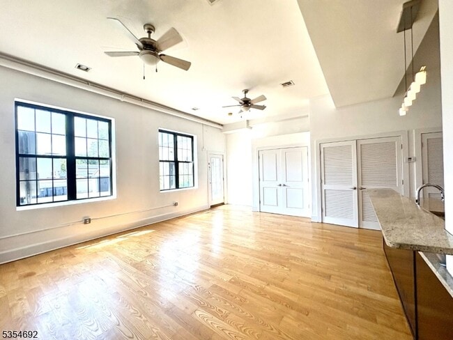 Building Photo - 988 Johnson Pl