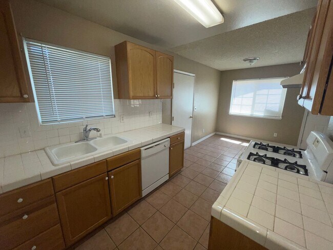 Foto del edificio - Move-In Ready 3-Bedroom Home with Backyard Living