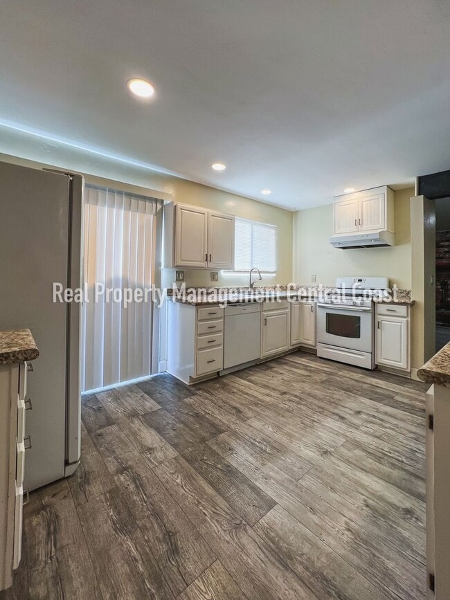 Building Photo - AVAILABLE NOW - Spacious Paso Robles Home ...