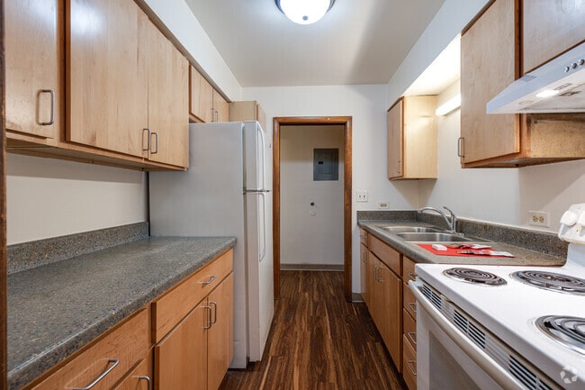 2BR, 1BA - 728SF - Kitchen - Rolling Hills Apartments