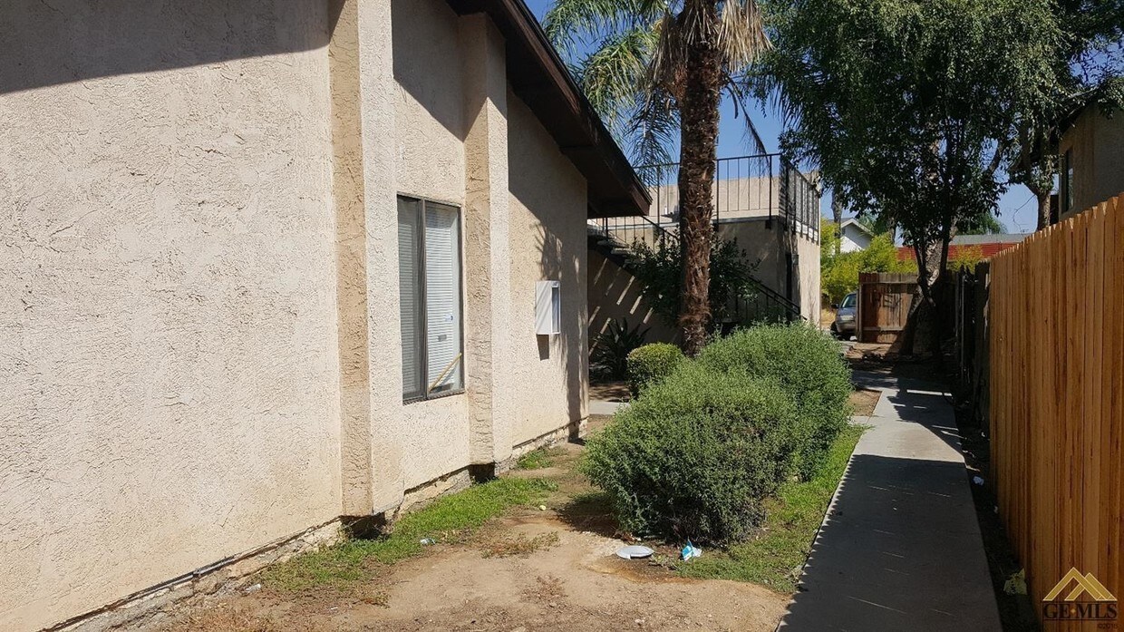 3009 La Costa St Unit B, Bakersfield, CA 93306 Apartment for Rent in