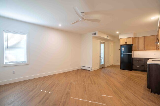 Sala de estar y comedor de concepto abierto - 517 18th St