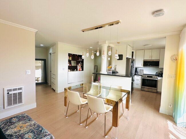 Building Photo - 8400 De Longpre Ave