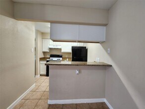 Building Photo - 17401 Red Oak Dr
