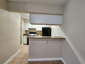 Building Photo - 17401 Red Oak Dr