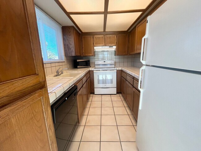 Foto del edificio - 3 BLOCKS TO MISSION BAY! SPACIOUS 2BD/1BA TOP FLOOR APARTMENT W/ GARAGE!!! $3,095/mo