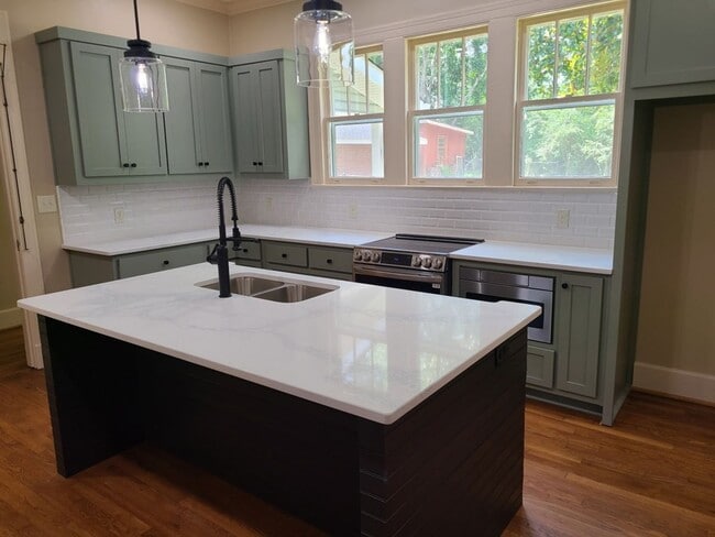 Building Photo - Renovated 3 Bedroom and 2 Bathroom availab...