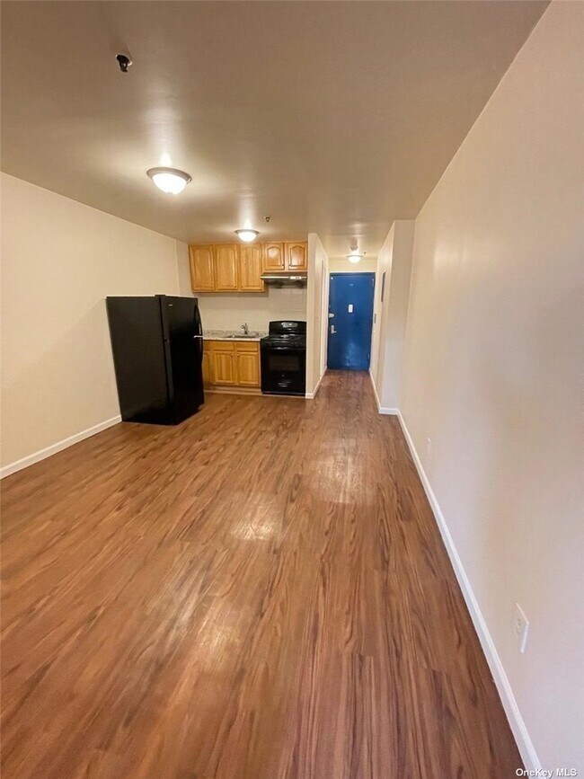 Building Photo - 83-17 Broadway