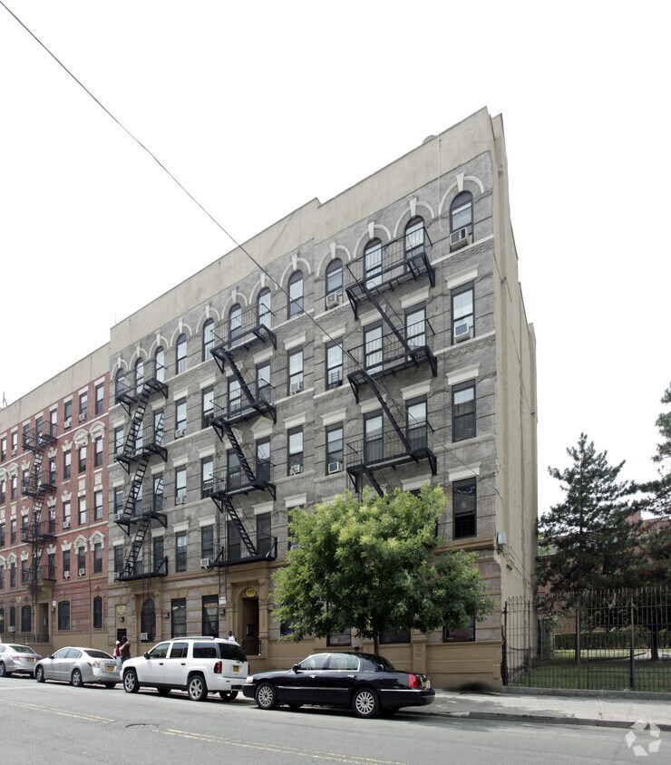 592 E 141st ¡St - 592 E 141st St