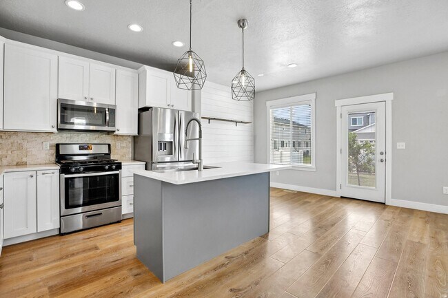 Building Photo - 167 W Silver Springs Dr