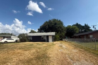 Building Photo - 203 W Dove Ln