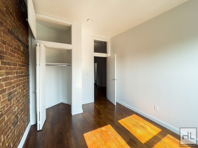 Building Photo - Spacious Crown Heights 2-Bed 1-Bath / Expo...