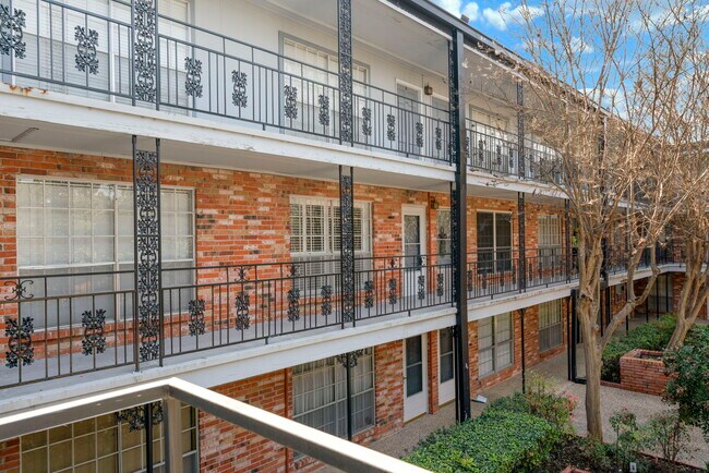 Foto del edificio - Chic 1-Bed Oasis with Pool & Walk-In Closets in Central San Antonio – $975/mo
