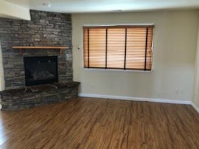 Building Photo - 3 Bedroom 2.5 Bath Townhome behind Costco!