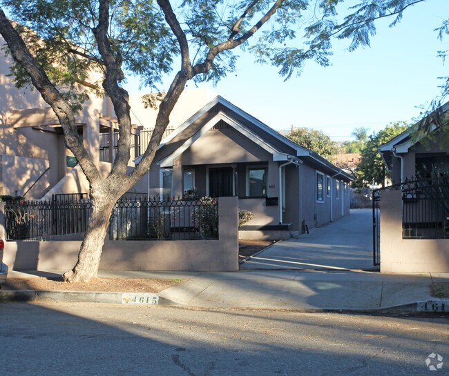 Foto del edificio - 4611-4613 Russell Ave