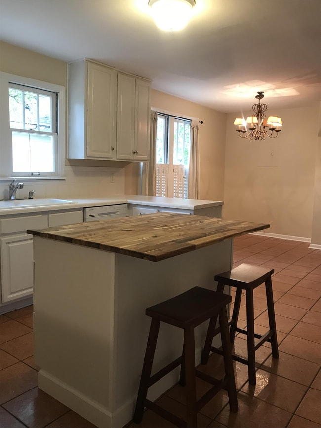 Building Photo - 205 Daly St