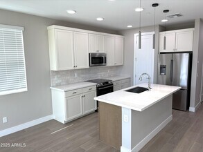 Building Photo - 1021 E Pasadena Ave