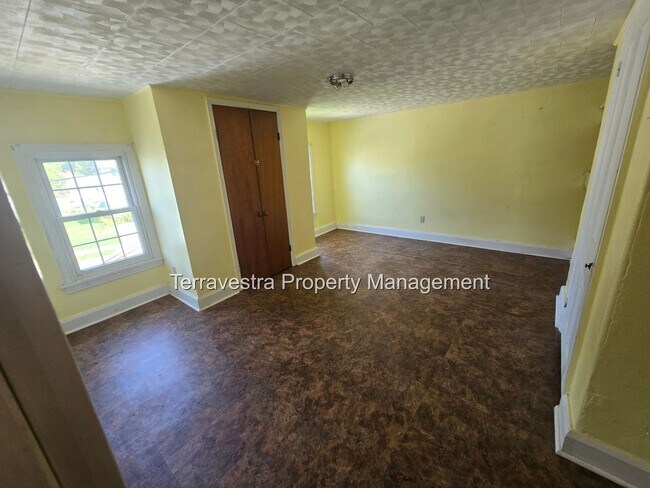 Building Photo - 28 E Main St