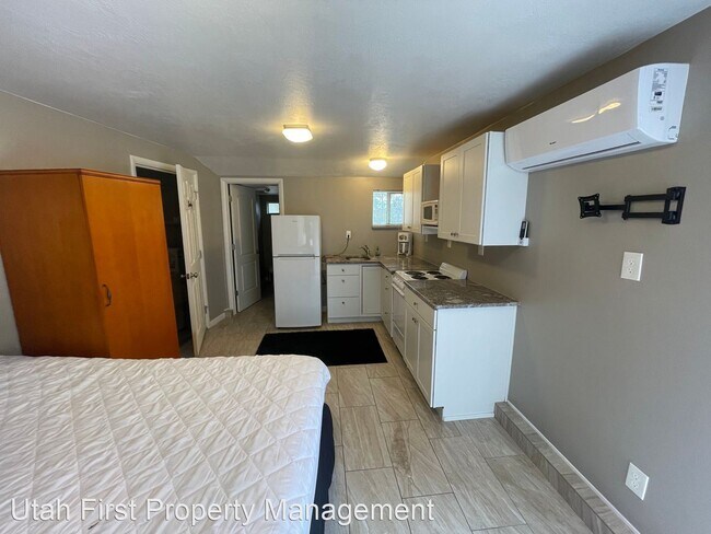 Building Photo - Studio, 1 bath House - 665 N High Desert Rd