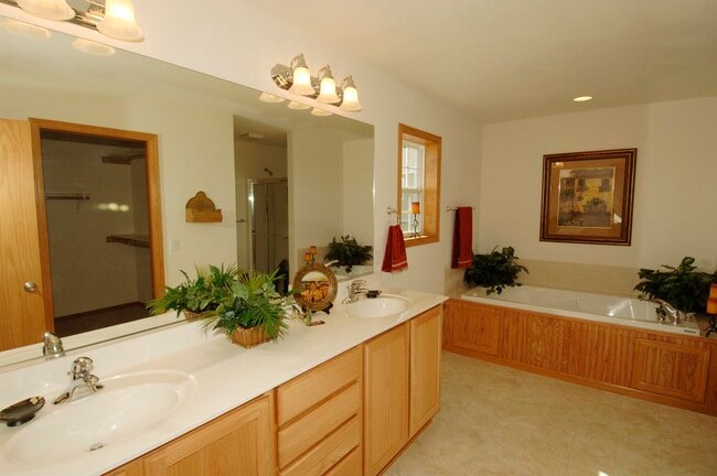 Building Photo - 641 Bear Claw Way