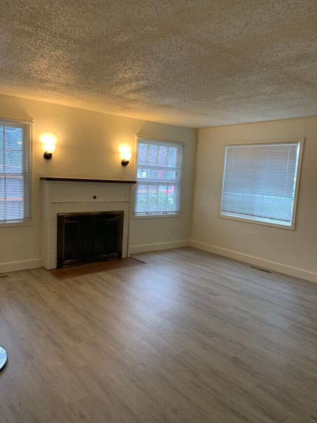 Foto del edificio - Updated 4 Bedroom ~ 1 Bathroom House Near ...