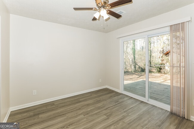 Building Photo - 9319 Forest Knoll Dr