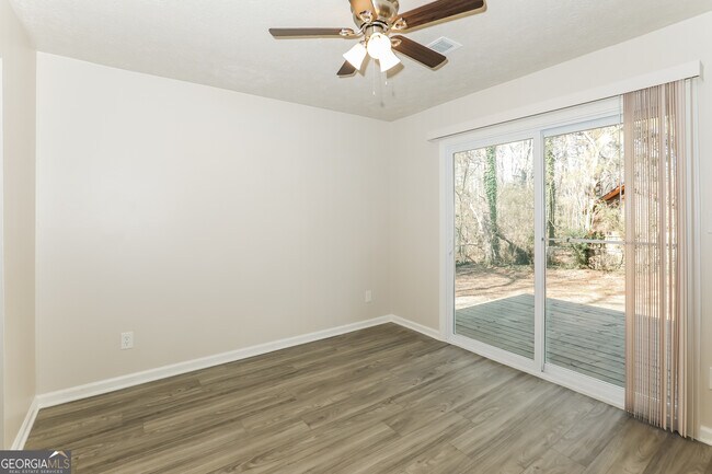 Foto del edificio - 9319 Forest Knoll Dr