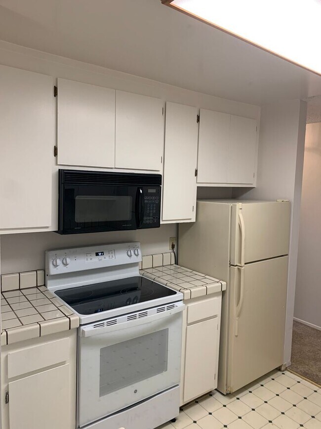 Building Photo - Top Floor Unit - Balcony - Elevator Access - Community Pool & Tennis Court
