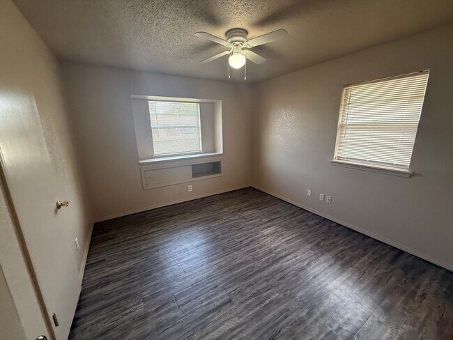 Foto del edificio - New paint and appliances, luxury vinyl plank and a fenced yard, these 3 beds 1.5 bath is ready fo...