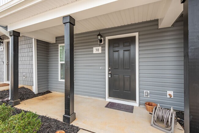 Foto del edificio - Beautiful 2 Bedroom Townhome in Clayton