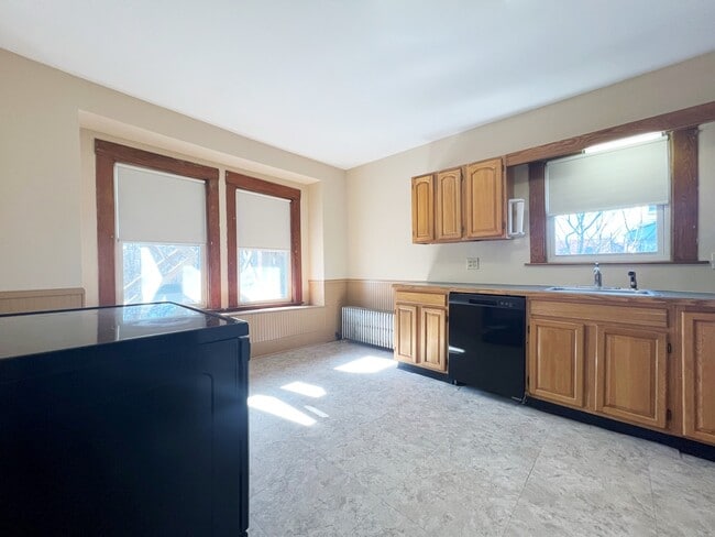 Building Photo - 17 Linden Pl