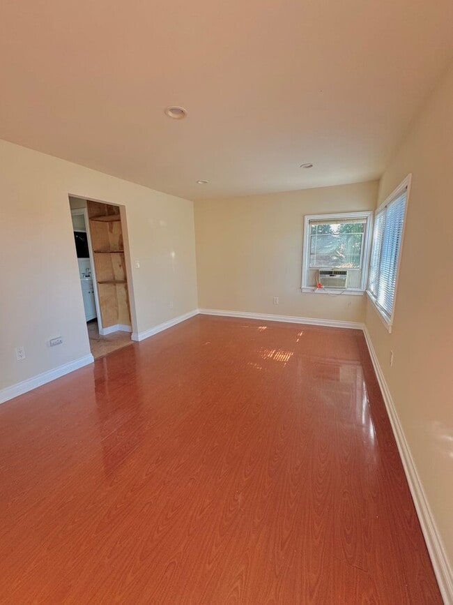 Building Photo - Must see!!