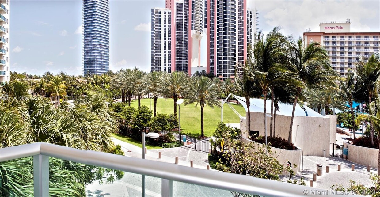 Primary Photo - 19370 Collins Ave