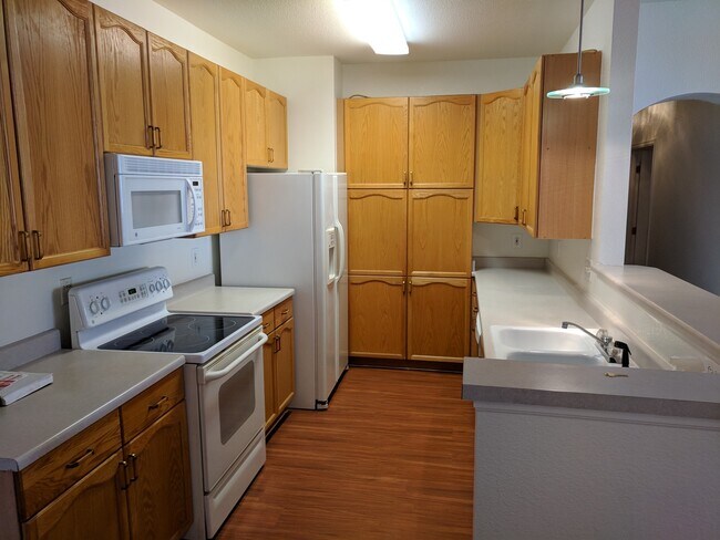 Foto del edificio - Spacious & Convenient 3 Bedroom Condo