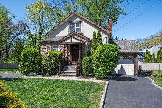 Building Photo - 3 Woodmere Ln