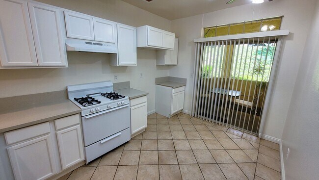 Foto del edificio - Gated 2 Bed 2 Bath + Den/Office with Commu...