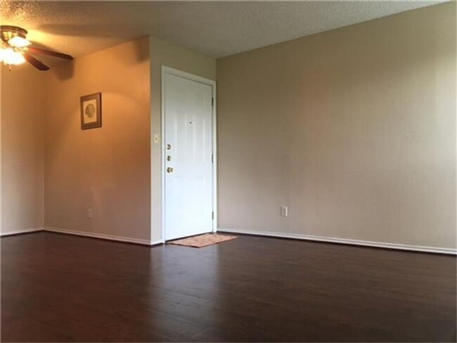 Foto del edificio - One Bedroom One Bath Townhome