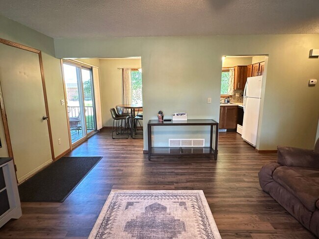 Building Photo - Plymouth Twin Home, 2 Car Garage, Dishwash...