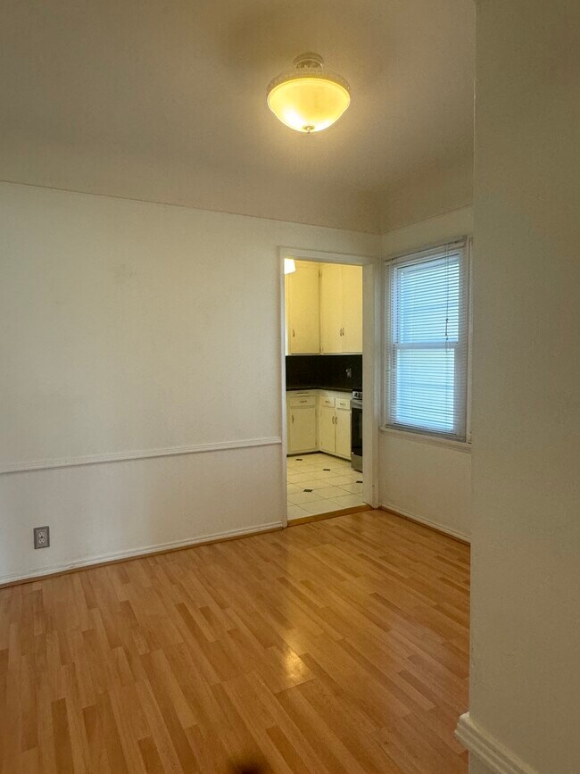 Comedor/Estudio - 8618 McConnell Ave