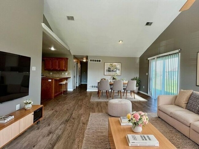 Building Photo - AFFORDABLE, SPACIOUS RANCH STYLE DUPLEX IN RAYMORE!