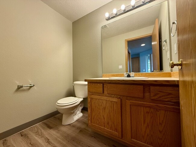 Building Photo - SPACIOUS NEWLY UPDATED TOWNHOME IN REDMOND!!