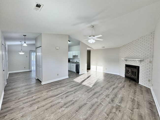 Foto del edificio - Updated & Ready 02-02-26! Adorable 3-Bedroom Ranch 4 Miles to Dam Neck Base & Oceana - HUGE Fence...