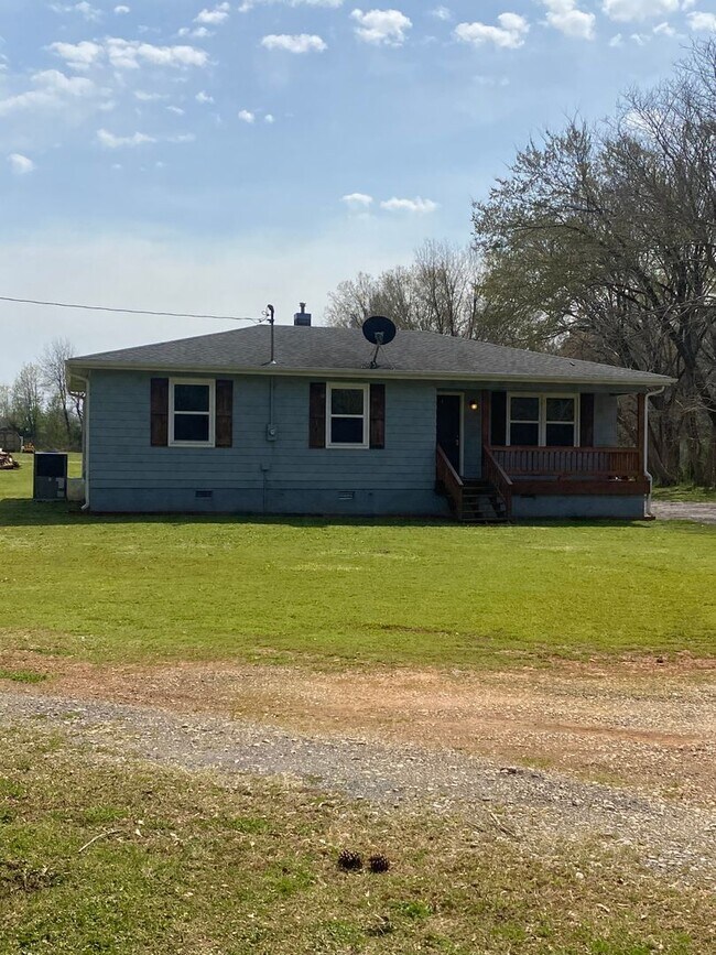 Foto del edificio - 3 Bed 1.5 Bath Cozy Country Home! - Muscle Shoals, AL