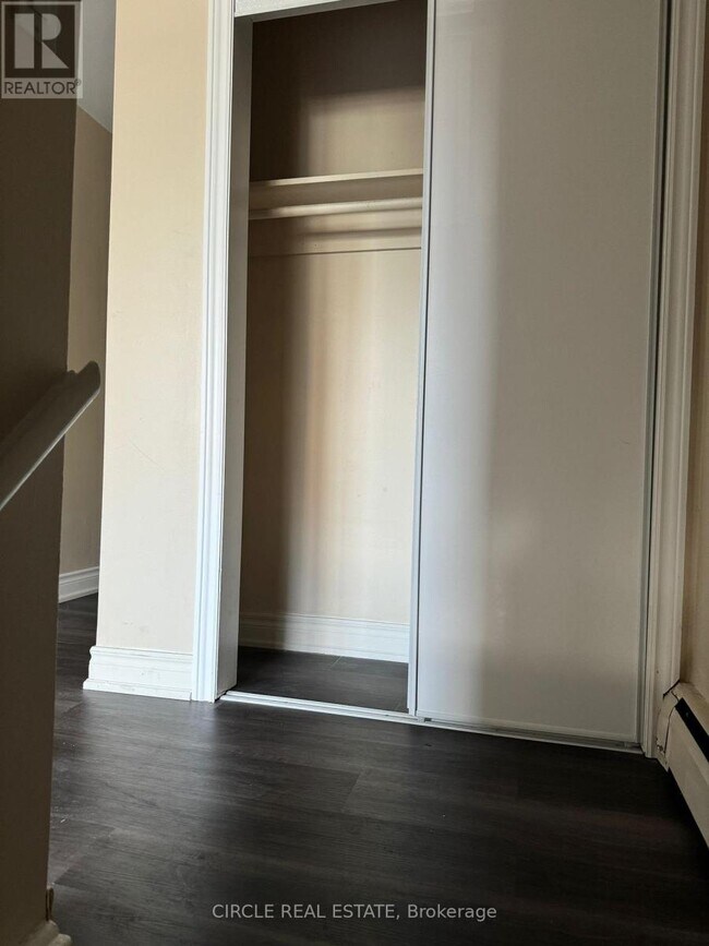 Photo du bâtiment - 3828 Bloor St W