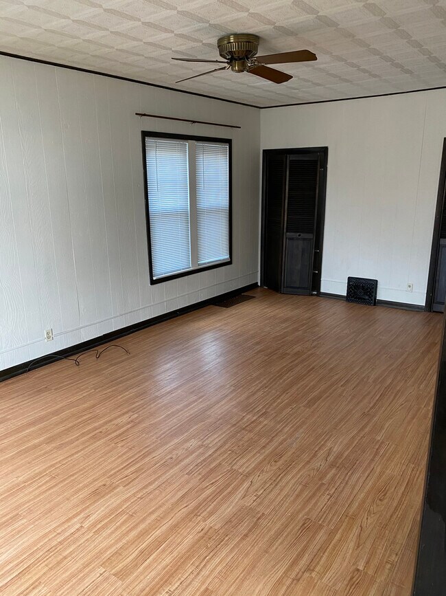 Building Photo - 618 E Brewster St