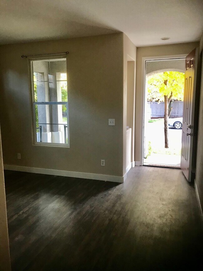 Foto del edificio - Newly Renovated 4x2 Single Story Home