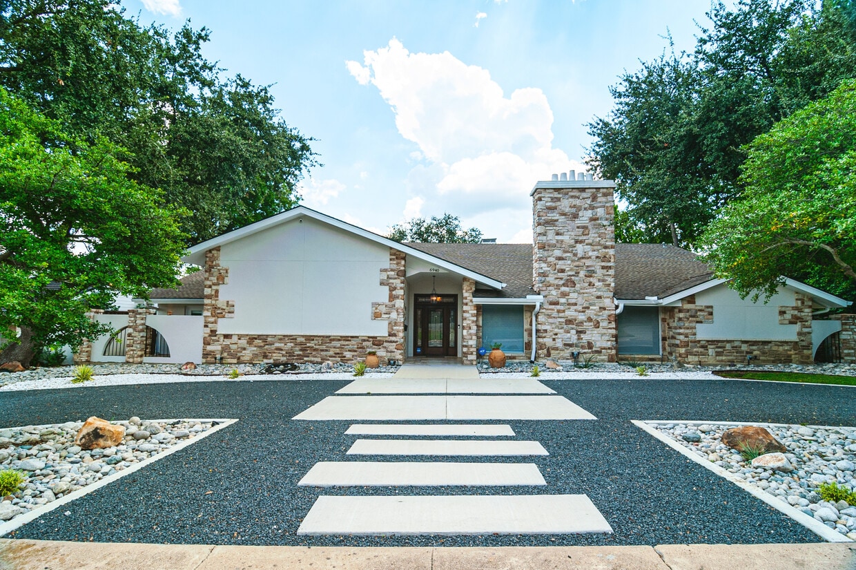 Foto principal - 6940 Brookshire Dr