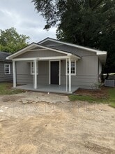 Building Photo - 100 Oak Ln