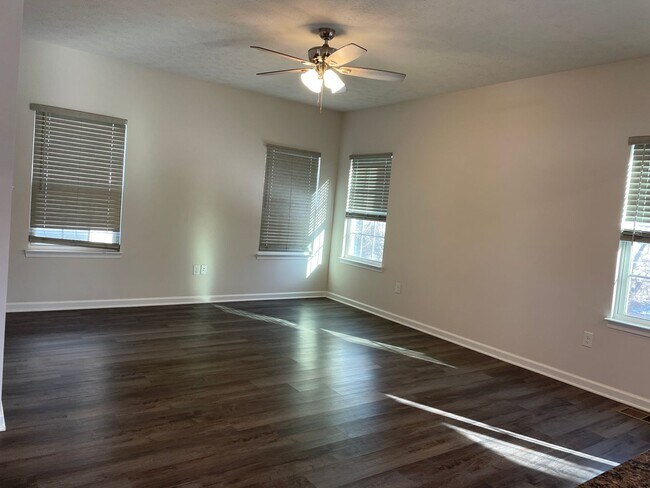 Foto del edificio - Beautiful 5 bedroom home built in 2022